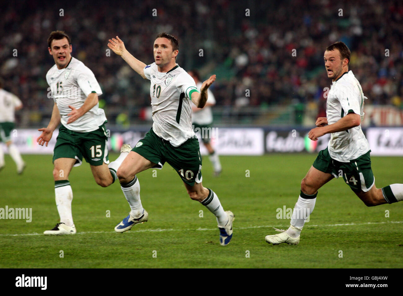 Calcio - Coppa del mondo FIFA 2010 - turno di qualificazione - Gruppo otto - Italia / Repubblica d'Irlanda - Stadio San Nicola. Robbie Keane, Repubblica d'Irlanda, celebra il suo traguardo durante la gara di qualificazione alla Coppa del mondo allo Stadio San Nicola di Bari. Foto Stock