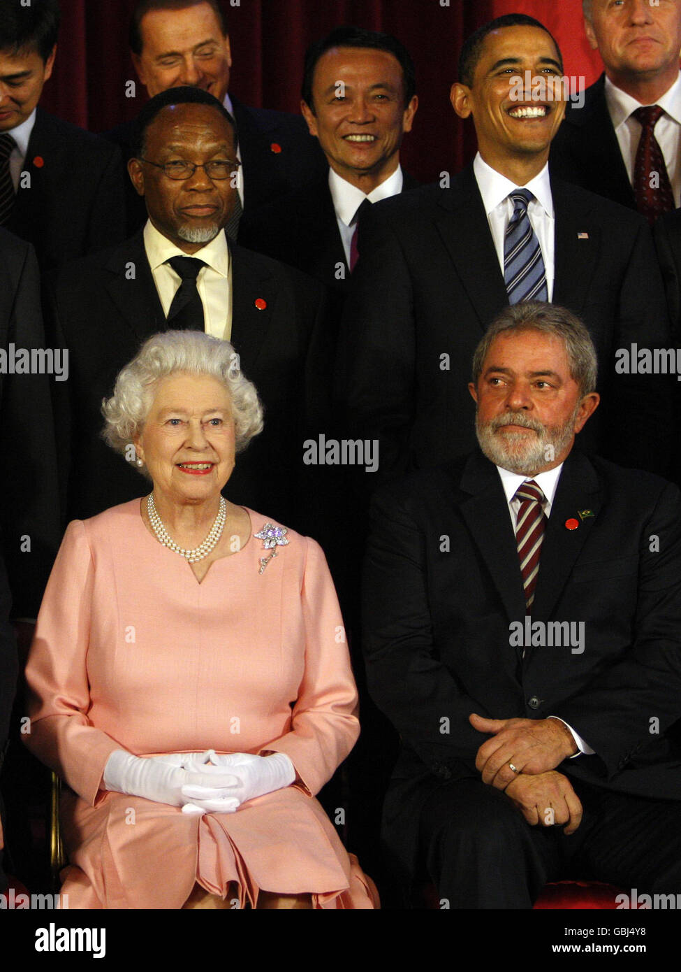 La Regina siede con i leader del G20 durante una fotografia di gruppo a Buckingham Palace a Londra. Seduto a destra, il presidente del Brasile Luiz Innacio Lula da Silva. Dietro di loro, da sinistra, ci sono Kgalema Mollanthe, il presidente del Sudafrica, il primo ministro del Giappone Taro Aso e il presidente degli Stati Uniti Barack Obama. Foto Stock
