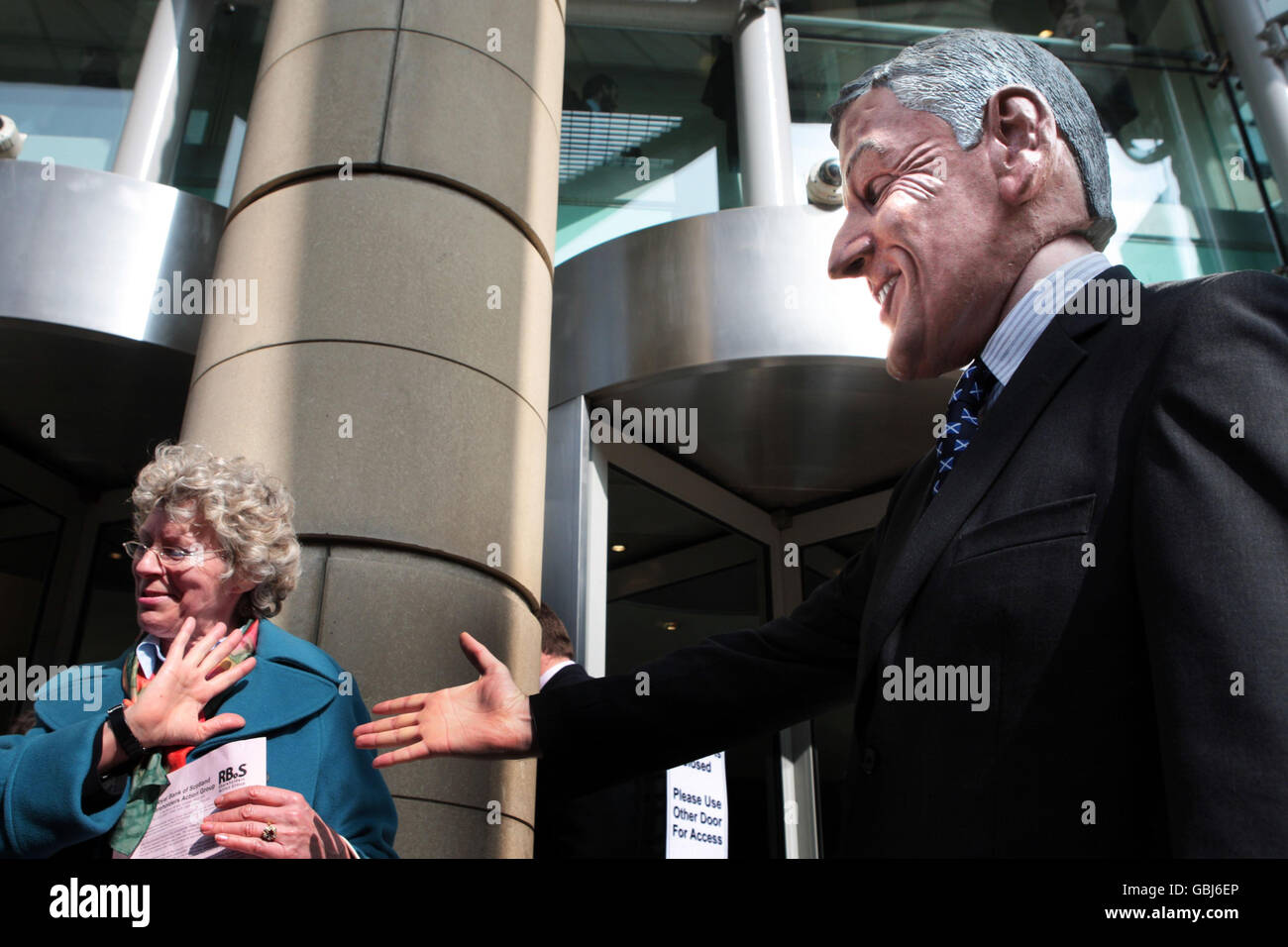 Un protestore in una maschera di Sir Fred Goodwin al di fuori della Royal Bank of Scotland AGM, Edinburgh International Conference Centre, The Exchange di Edimburgo. Foto Stock