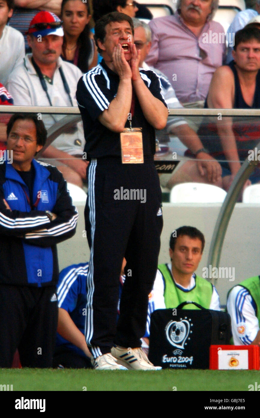 Calcio - Campionato europeo UEFA 2004 - Gruppo A - Grecia / Spagna. L'allenatore greco otto Rehagel urla gli ordini alla sua squadra Foto Stock