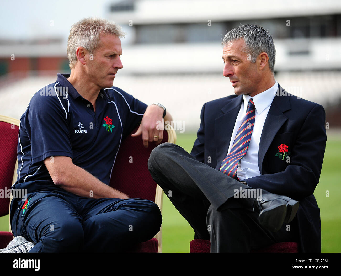 L'allenatore di cricket del Lancashire Peter Moores (a sinistra) chats con il direttore di cricket Mike Watkinson durante la giornata stampa al Lancashire County Cricket Club Foto Stock