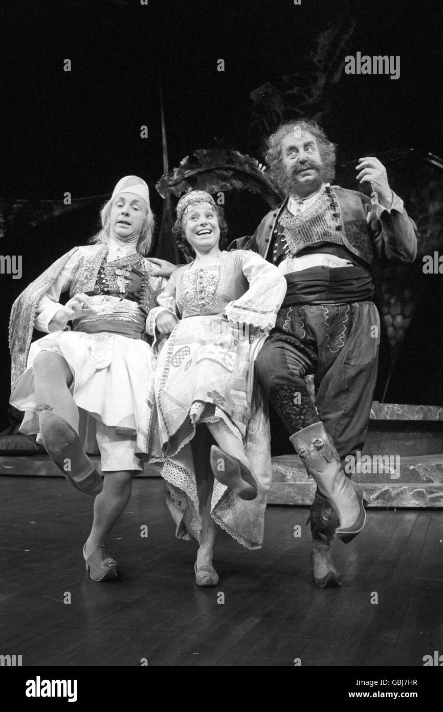 Barbara Windsor (Maria), affiancata da Andrew Sachs (Sir Andrew Aguecheek), a sinistra, e Bill Fraser (Sir Toby Belch), durante una prova di vestiario della Twelfth Night di Shakespeare al Chichester Festival Theatre. Foto Stock