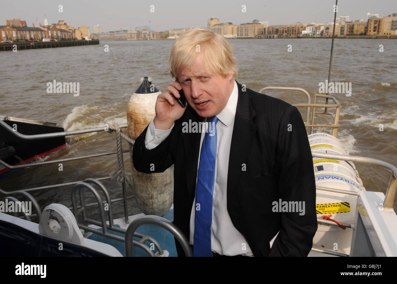 Il sindaco di Londra Boris Johnson salirà a bordo di un Tamigi Clipper dal Tower Bridge a Greenwich. Il sindaco di Londra Boris Johnson ha annunciato oggi piani per migliorare i servizi fluviali sul Tamigi, compresa una migliore organizzazione dei biglietti. Foto Stock