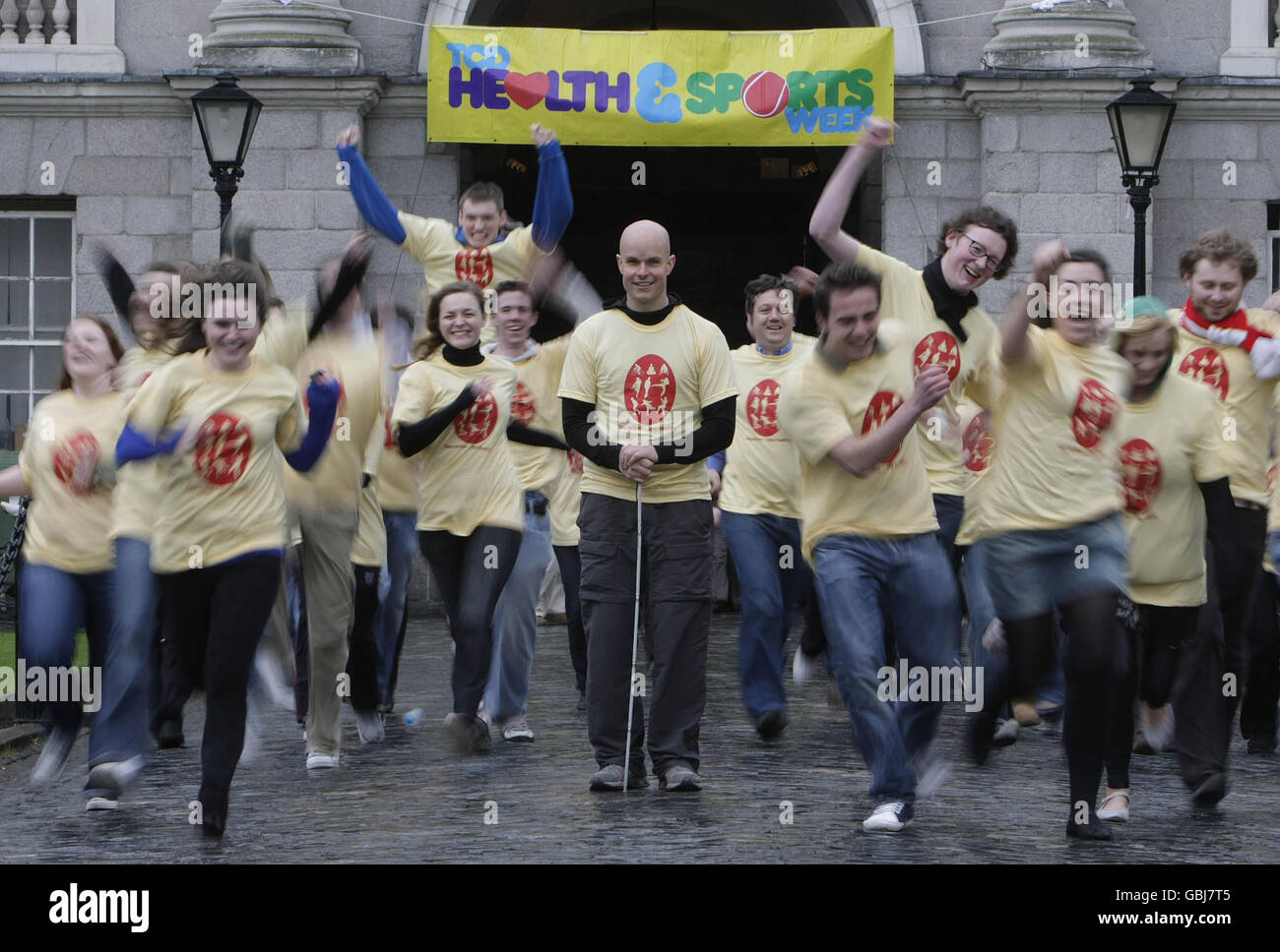 L'ex studente del Trinity College, sportivo e imprenditore, Mark Pollock (centro) raduna gli studenti TCD per smettere di fare scuse e farlo accadere, al lancio della quinta settimana annuale di salute e sport del Trinity College. Foto Stock