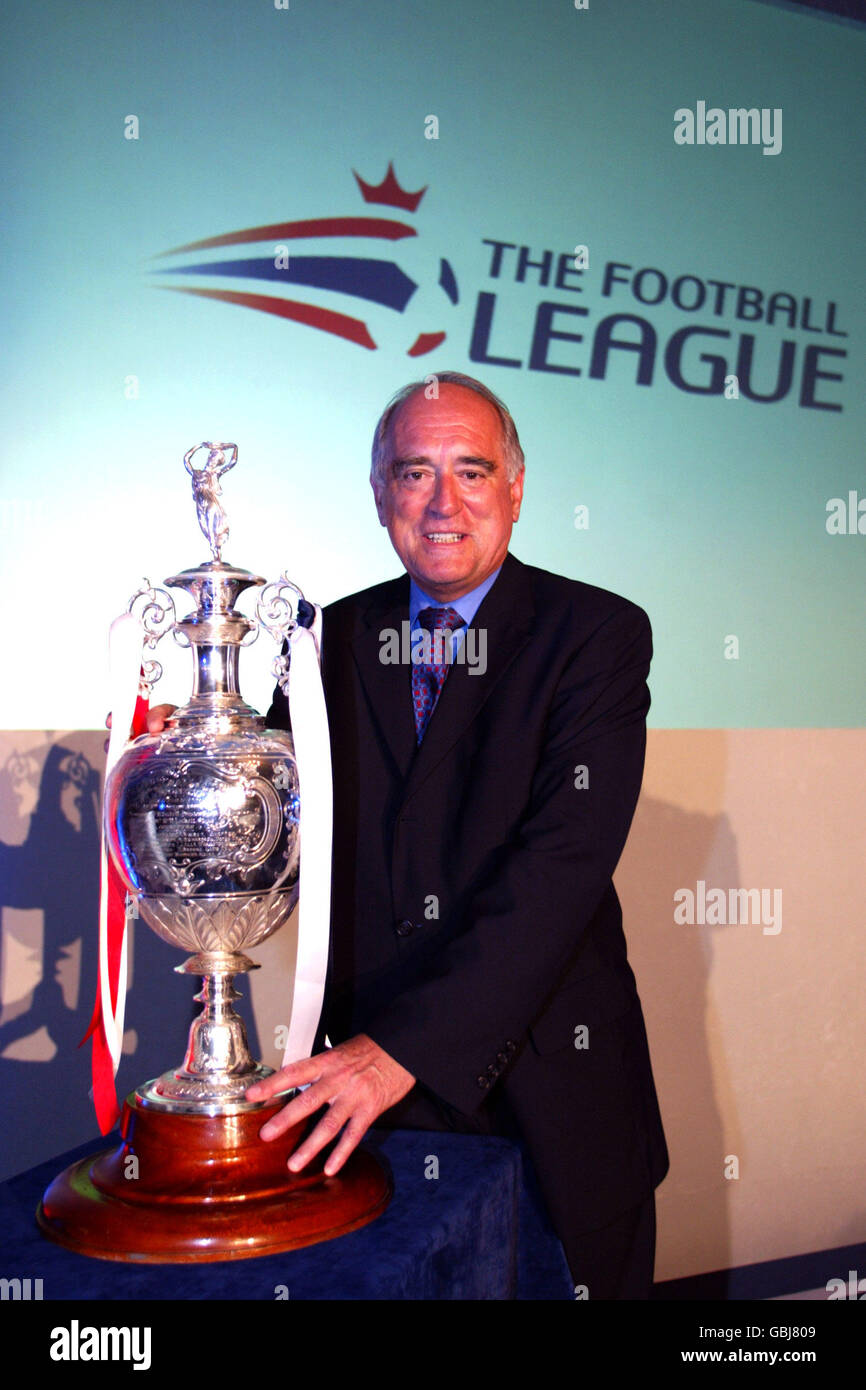 Calcio - Lega di Calcio Inglese - Conferenza Stampa. Presidente della Football League Sir Brian Mawhinney con il nuovo logo sullo sfondo Foto Stock
