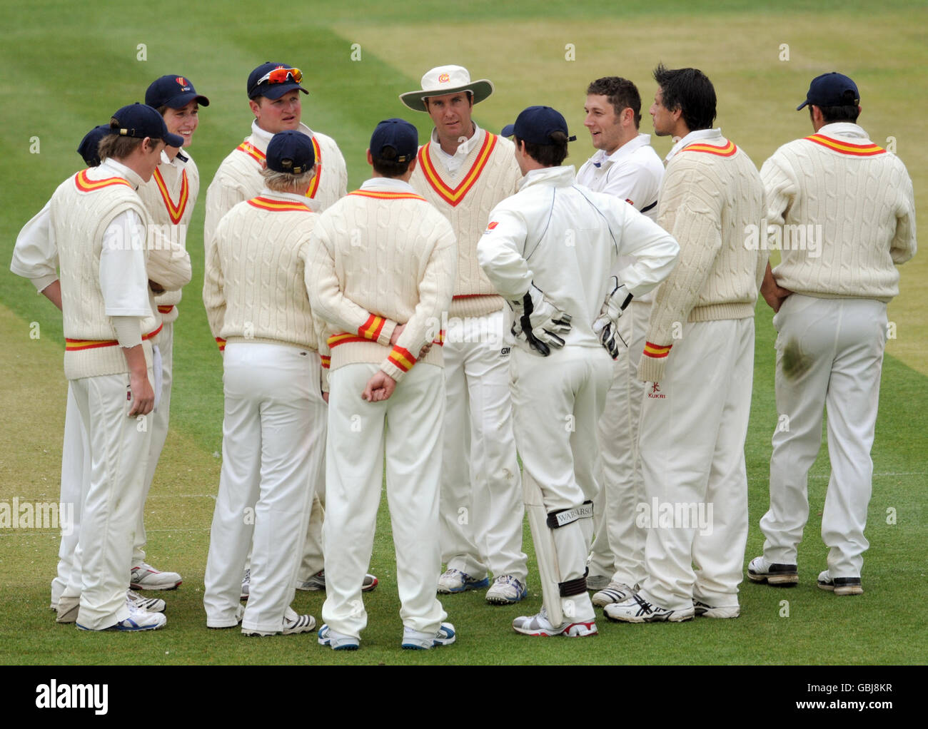 Michael Vaughan di MCC parla con i compagni di squadra dopo che Tim Brennan ha preso il wicket di Michael di venuto durante la partita della contea del campione a Lords, Londra. Foto Stock