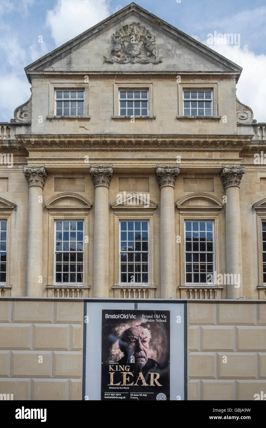 Costruzione di cartelloni sono illustrati al di fuori del Bristol Old Vic Theatre durante la ristrutturazione e i lavori di ristrutturazione. Foto Stock