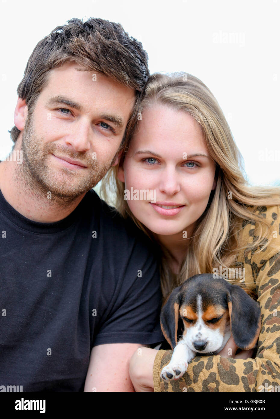 Famiglia giovane donna uomo e cane Foto Stock