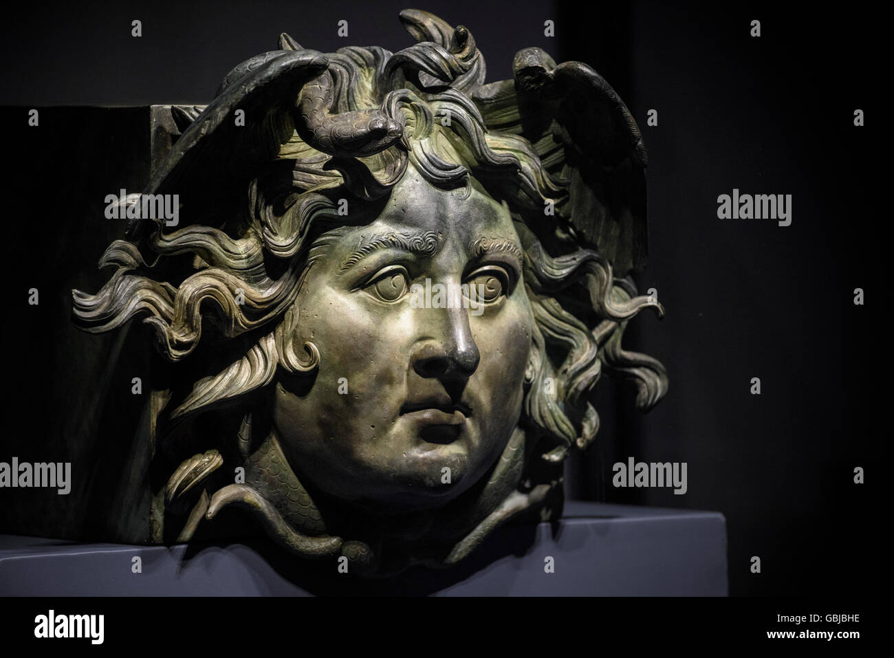 Roma. L'Italia. Decorativi in bronzo testa di Medusa da Caligola's ship (1C AD), Museo Nazionale Romano. Palazzo Massimo alle Terme. Foto Stock