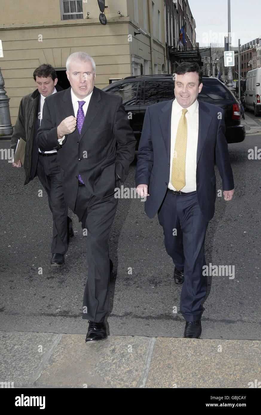 Il ministro irlandese delle finanze Brian Lenihan, di destra, e Pat Farrell, amministratore delegato della Federazione bancaria irlandese, lasciano oggi la riunione presso gli uffici della commissione europea a Dublino, dove la Banca europea per gli investimenti ha concordato un prestito di 300 milioni di euro per le piccole e medie imprese irlandesi. Foto Stock