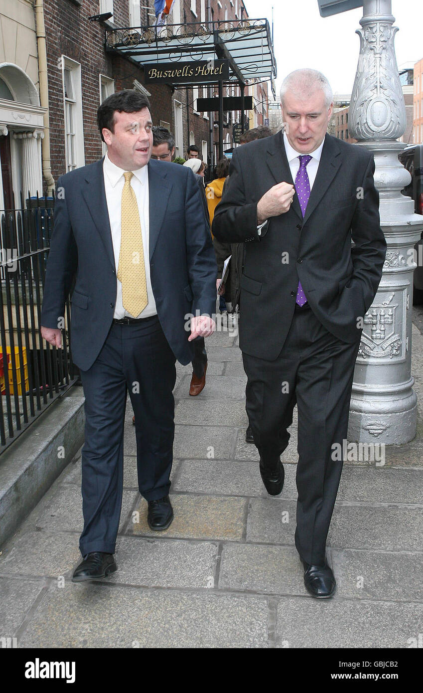 Il ministro irlandese delle finanze Brian Lenihan, sinistro, e Pat Farrell, amministratore delegato della Federazione bancaria irlandese, si sono riuniti oggi presso gli uffici della commissione europea a Dublino, dove la Banca europea per gli investimenti ha concordato un prestito di 300 milioni di euro per le piccole e medie imprese irlandesi. Foto Stock