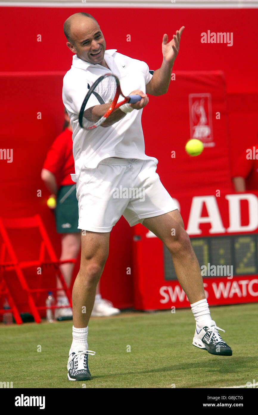 Tennis - Campionato Stella Artois - secondo turno - Igor Andreev v Andre Agassi. Andre Agassi in azione contro Igor Andreev Foto Stock