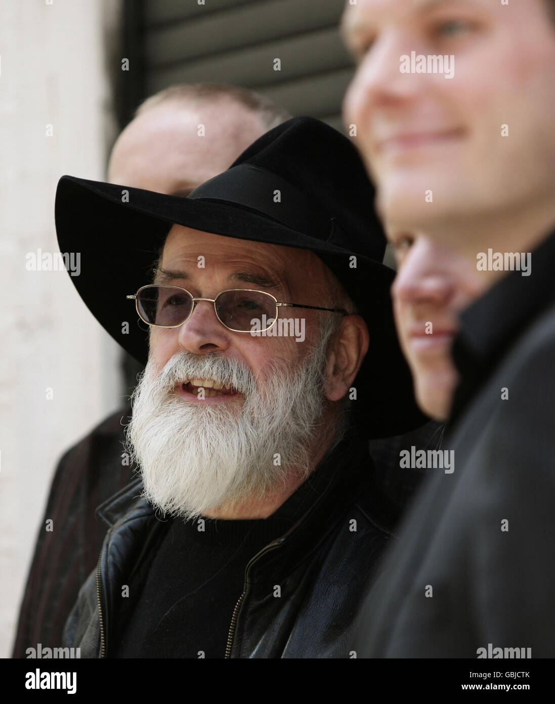 Autore Terry Pratchett durante una fotocellula per annunciare la registrazione di un album di canzoni dal musical fantascientifico 'Only You Can Save Mankind', basato sul libro di Pratchett e coinvolgendo i maggiori cantanti del West End, presso Air Edel Studios nel centro di Londra. Foto Stock