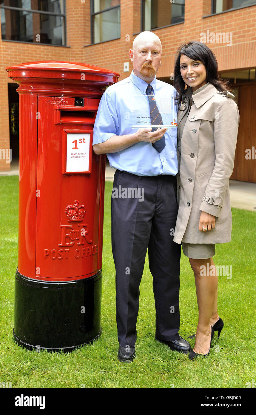 Neil Chesebrough, di Bude in Cornovaglia, riceve il premio Postman of the Year dal presentatore One Show della BBC, Christine Bleakley, al Royal Mail's 1st Class People Awards presso la Haberdashers Hall di Londra. Foto Stock