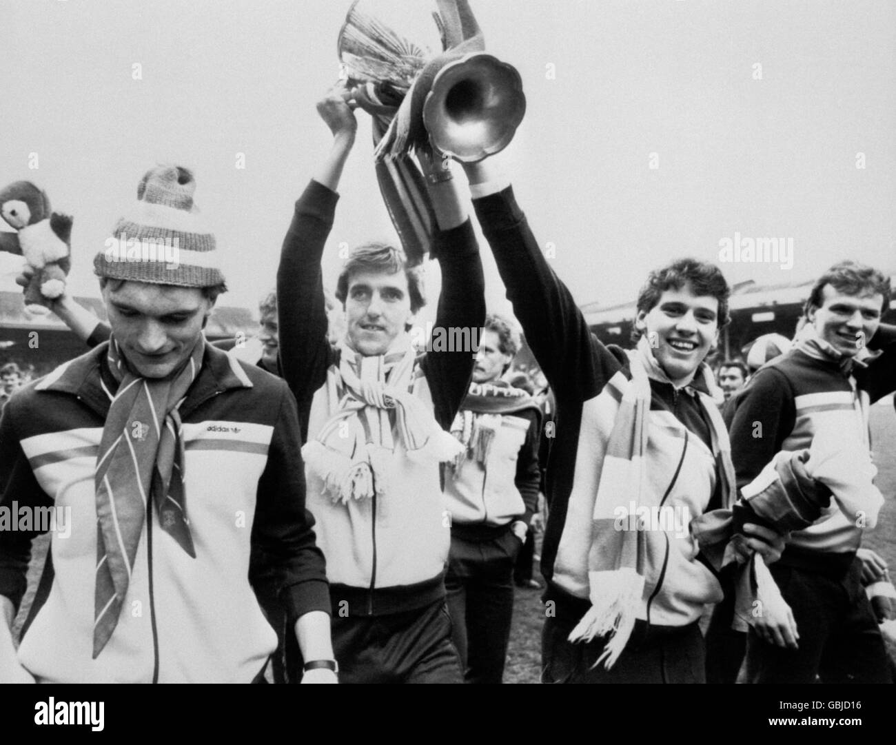 Membri della squadra di Aberdeen, da sinistra a destra, Jim Leighton, Peter Weir, Eric Black e Alex McLeish, durante un giro d'onore al Pittodrie Stadium di Aberdeen, dopo il loro giro trionfale in autobus attraverso le strade affollate. Foto Stock