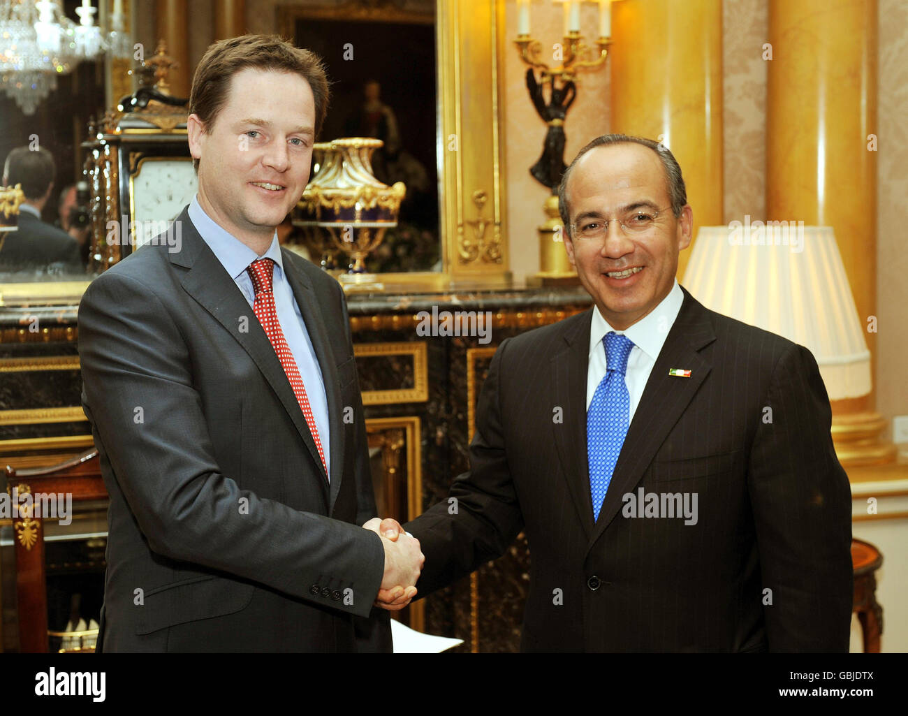 Il Presidente del Messico Felipe Calderon stringe le mani con il leader dei liberaldemocratici in una riunione privata a Buckingham Palace, nel centro di Londra, dove rimane per la durata della sua visita di Stato di quattro giorni. Foto Stock