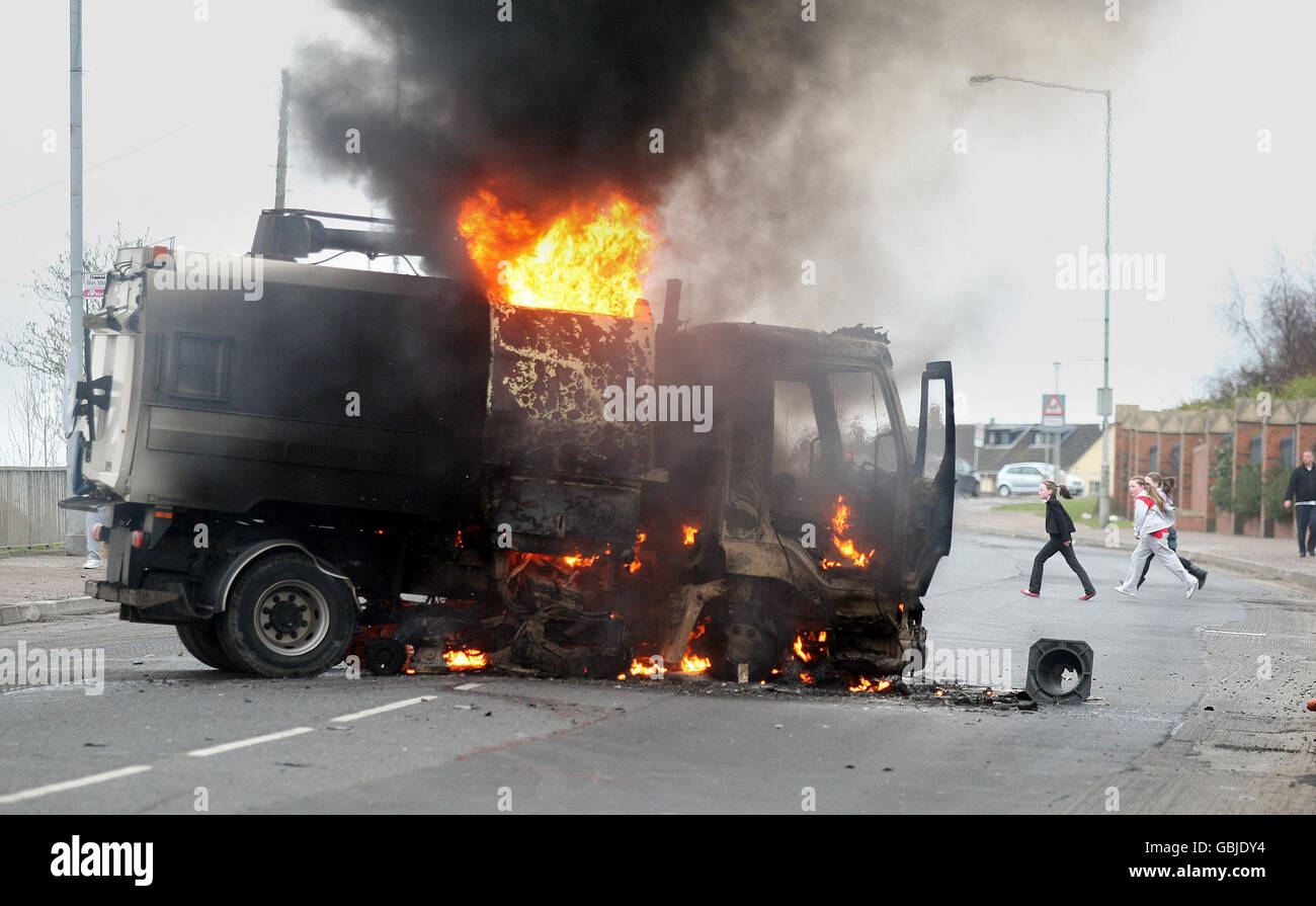 Avvisi di sicurezza a Belfast. Un camion al fuoco su Springfield Road a Belfast. Foto Stock