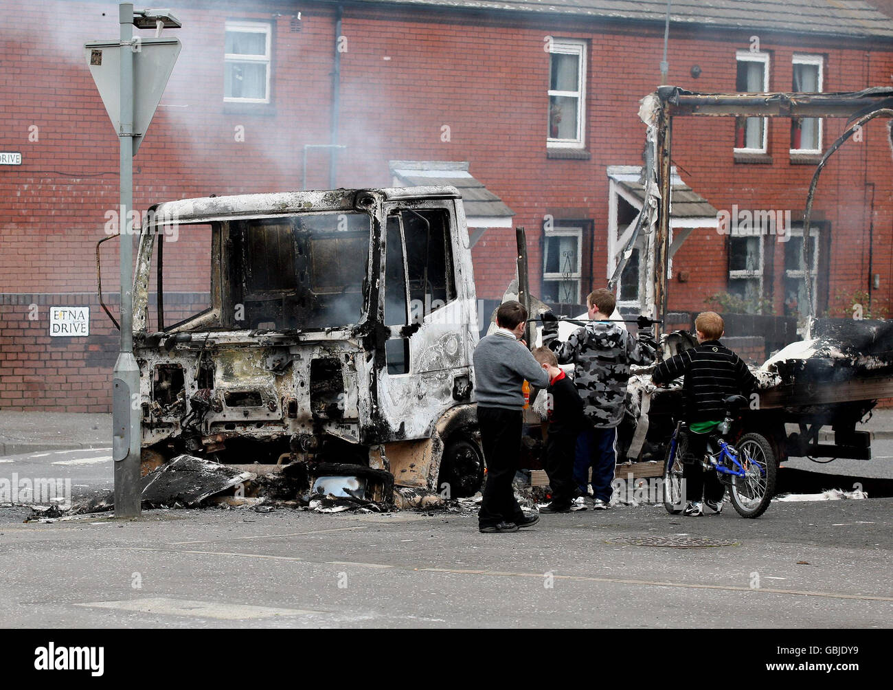 Avvisi di sicurezza a Belfast. Un camion bruciato ad Ardoyne, Belfast. Foto Stock