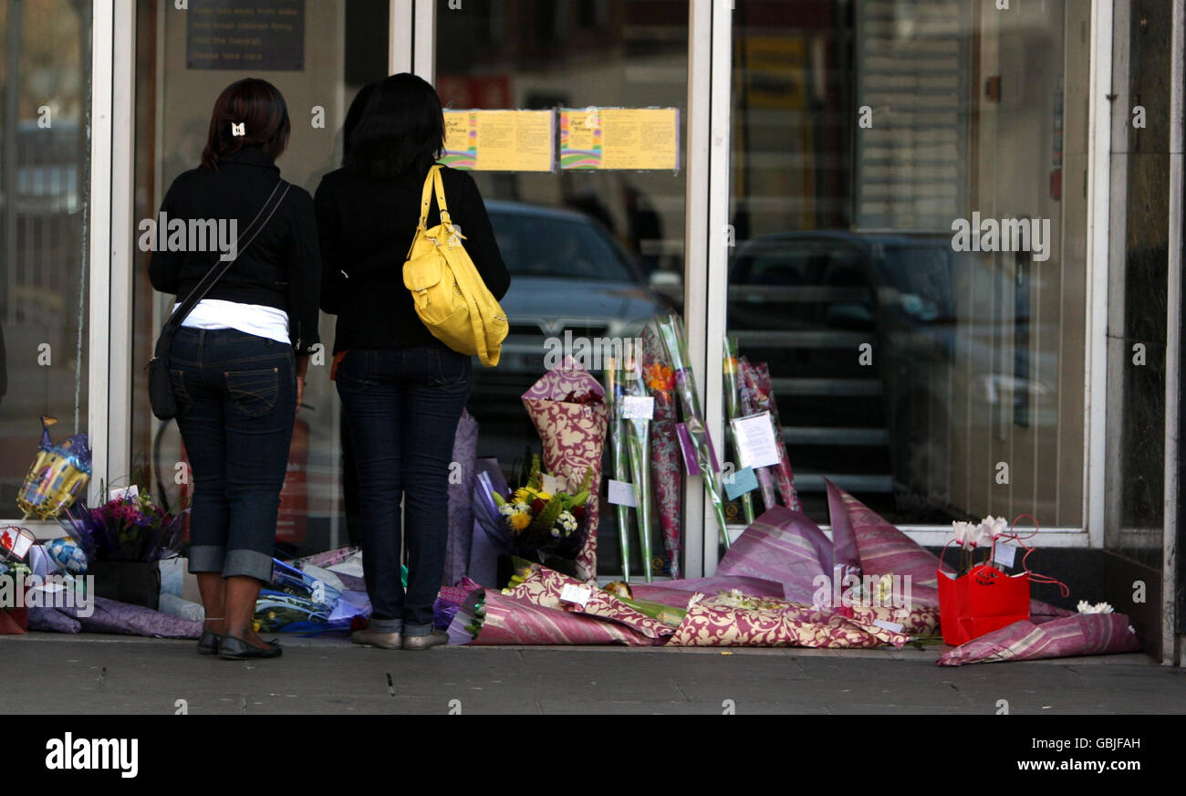 I fiori sono deposti dall'ingresso di Oxford Road del Broad Street Mall a Reading, Berkshire, dove Juan-Claude McKelly, 18 anni, è stato rubato a morte in quello che gli ufficiali hanno descritto come un 'altercation'. Foto Stock