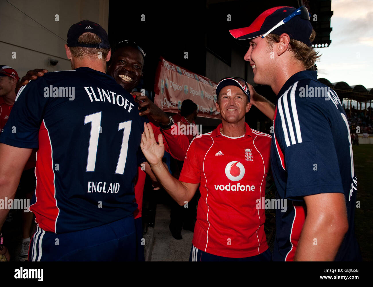 Andrew Flintoff e Stuart Broad, in Inghilterra, festeggiano la vittoria del quinto giorno internazionale con i pullman Andy Flower al Beausejour Stadium, Gros Islet, St Lucia. Foto Stock