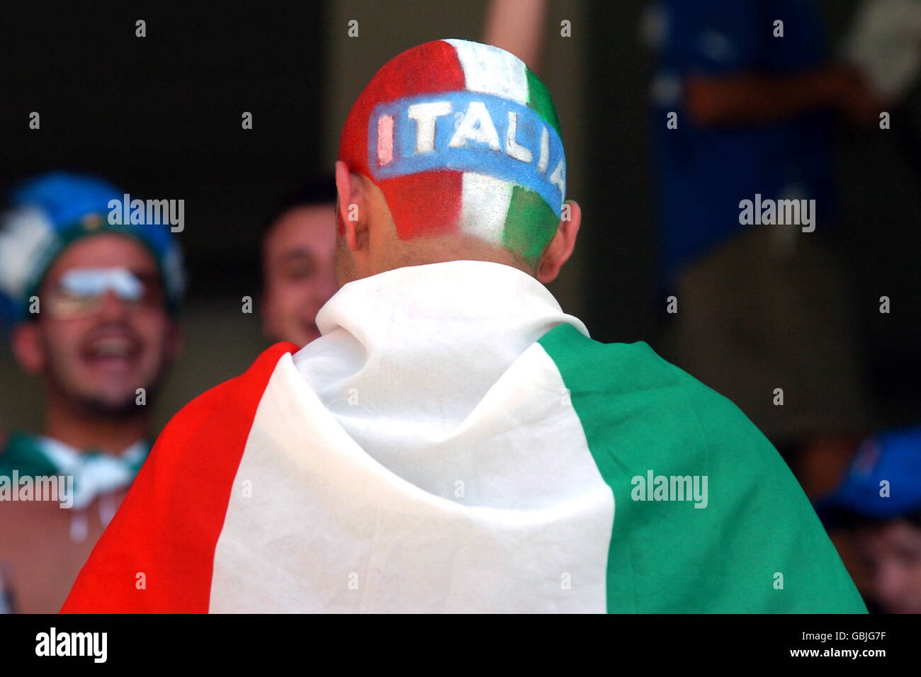 Calcio - Campionato europeo UEFA 2004 - Gruppo C - Danimarca / Italia. Un fan italiano mostra i suoi veri colori Foto Stock
