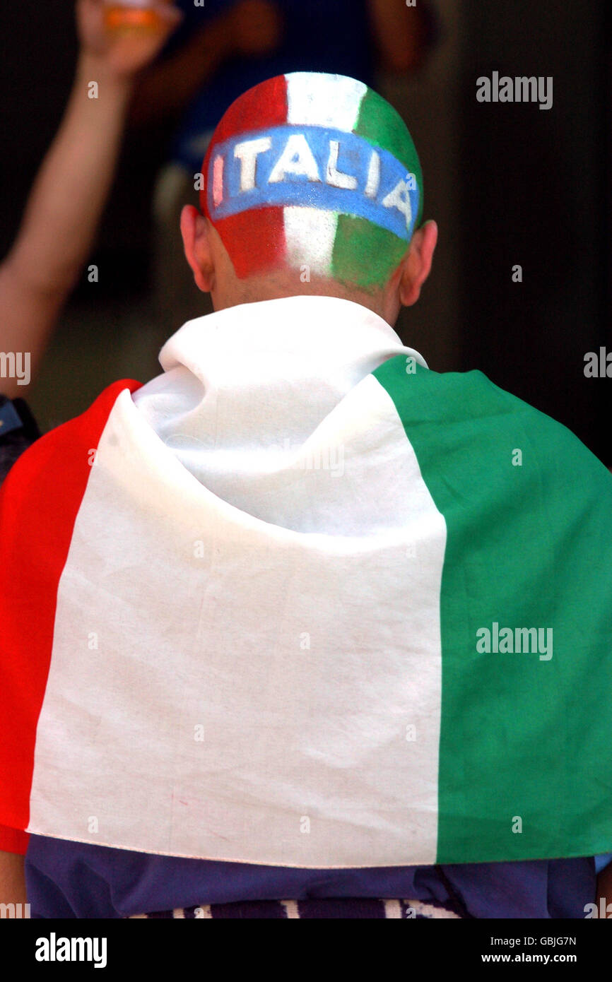 Calcio - Campionato europeo UEFA 2004 - Gruppo C - Danimarca / Italia. Un fan italiano mostra i suoi veri colori Foto Stock
