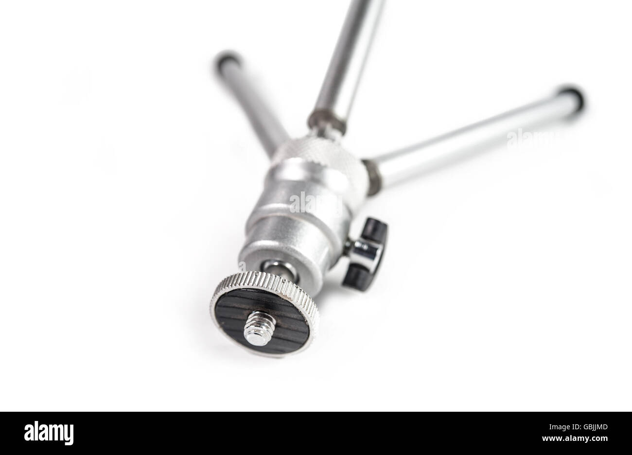 Piccolo tavolo treppiede Close-Up isolati su sfondo bianco Foto Stock