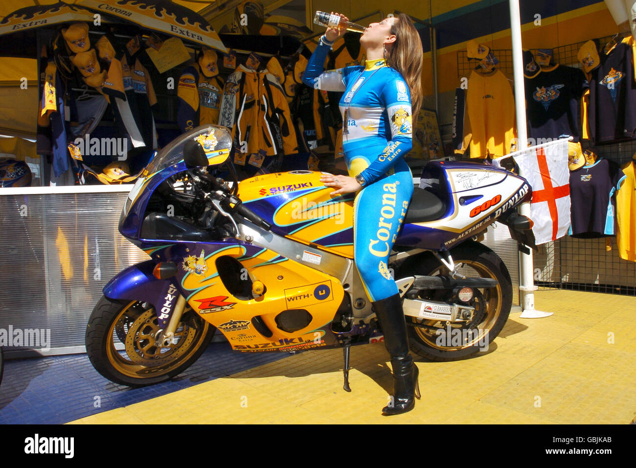 Motor Sport - FIM Superbike World Championship - Silverstone. Una ragazza Corona prende un sorso di birra Foto Stock