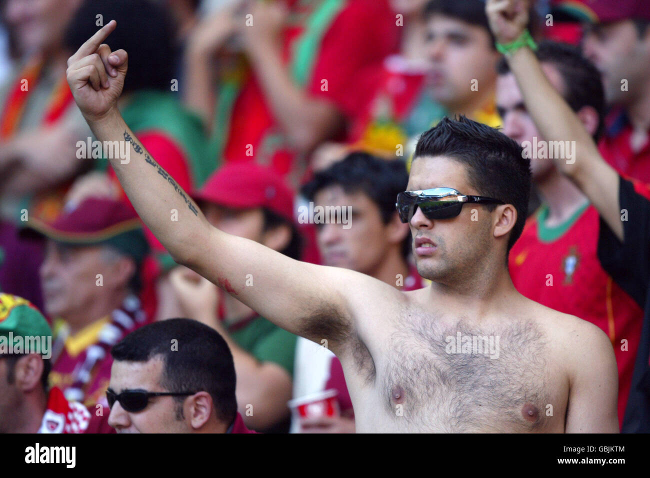 Calcio - Campionato europeo UEFA 2004 - Gruppo A - Spagna / Portogallo. Un tifoso portoghese si avvicina ai tifosi spagnoli Foto Stock
