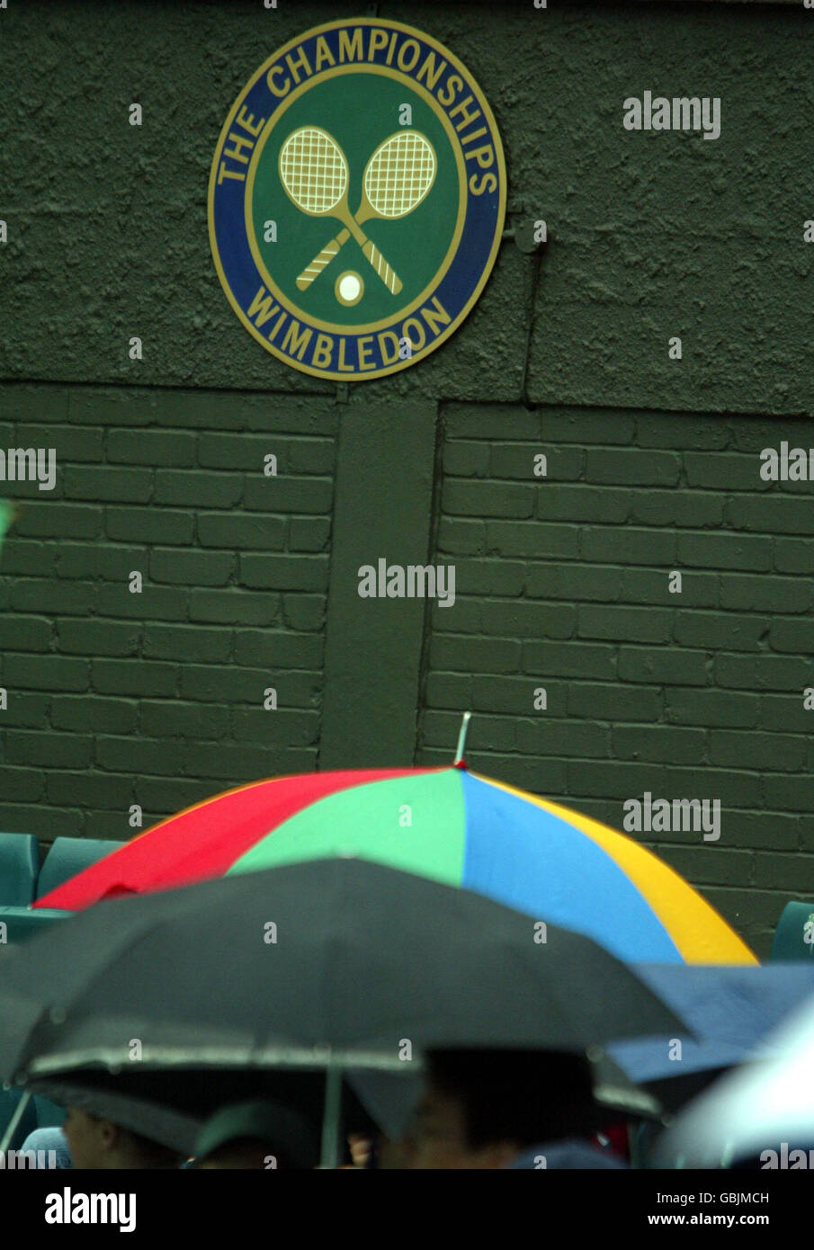 Tennis - Wimbledon 2004 - primo turno - Andy Roddick v Yeu-Tzuoo. Gli ombrelli sono fuori mentre le piogge si fermano per il giorno Foto Stock