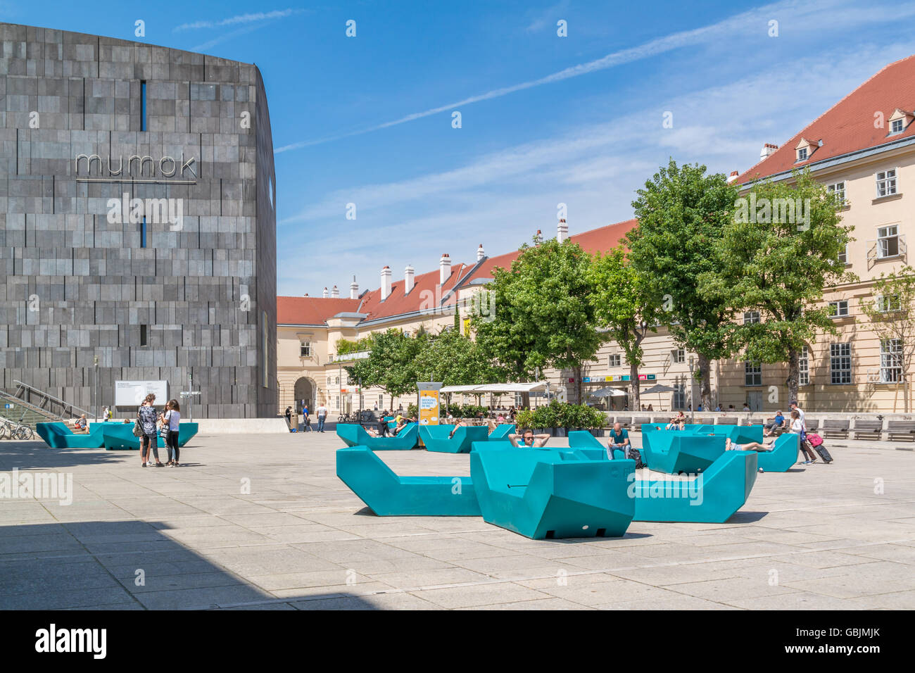 Museums Quartier square con le persone e il museo di arte moderna MUMOK a Vienna, in Austria Foto Stock