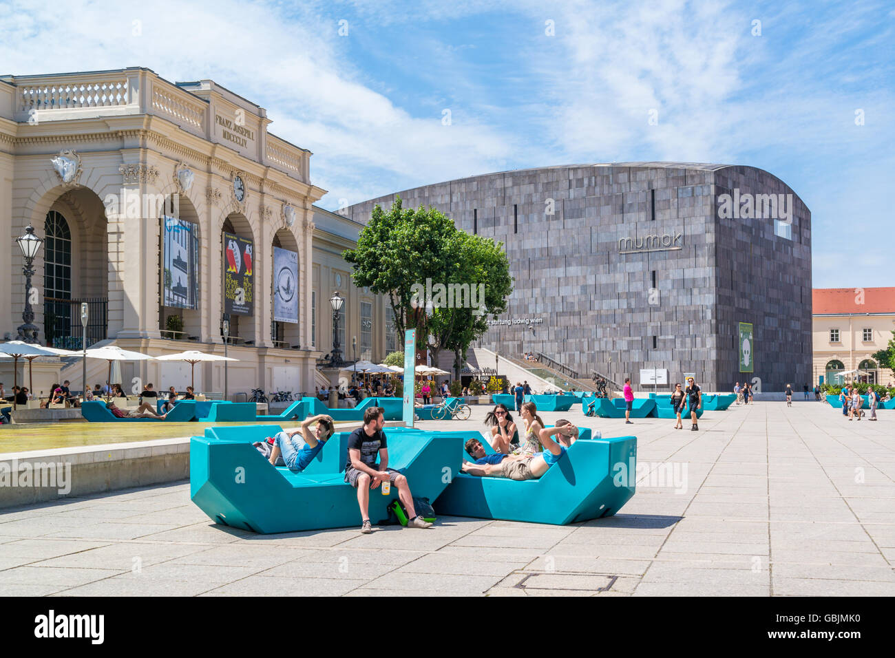 Museums Quartier square con le persone e il museo di arte moderna MUMOK a Vienna, in Austria Foto Stock
