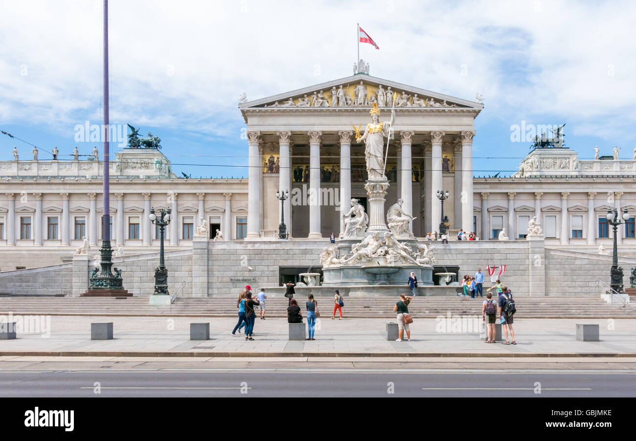 Persone nella parte anteriore del parlamento austriaco edificio sulla Ringstrasse, nel centro di Vienna, Austria Foto Stock