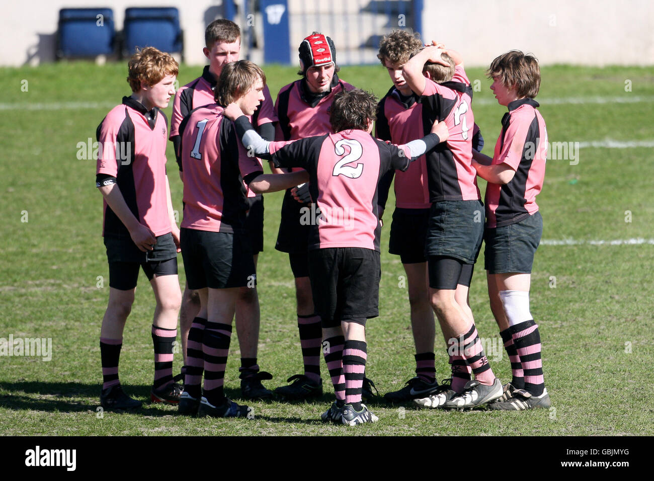 Combatti l'azione di Ayr (in rosa) contro la contea di Stirling durante le finali della National Midi Cup al Murrayfield Stadium di Edimburgo. Foto Stock