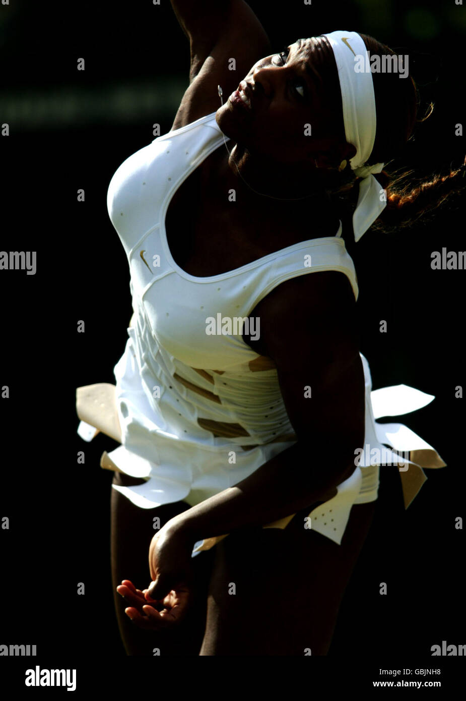 Tennis - Wimbledon 2004 - terzo turno - Serena Williams contro Magui Serna. Serena Williams serve a Magui Serna Foto Stock