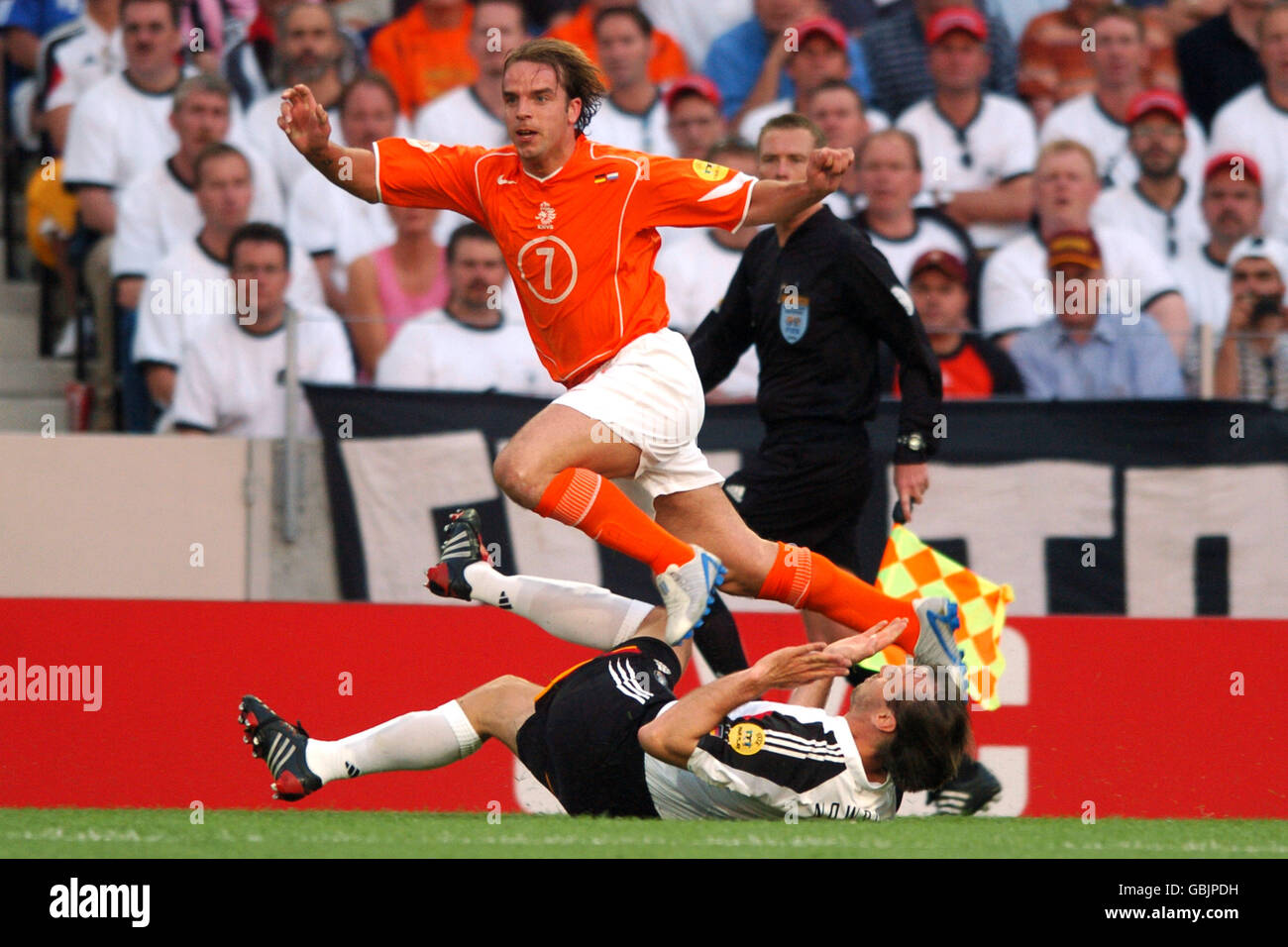 Andy Van Der Meyde, olandese, evade una sfida della Germania Jens Nowotny (piano) Foto Stock