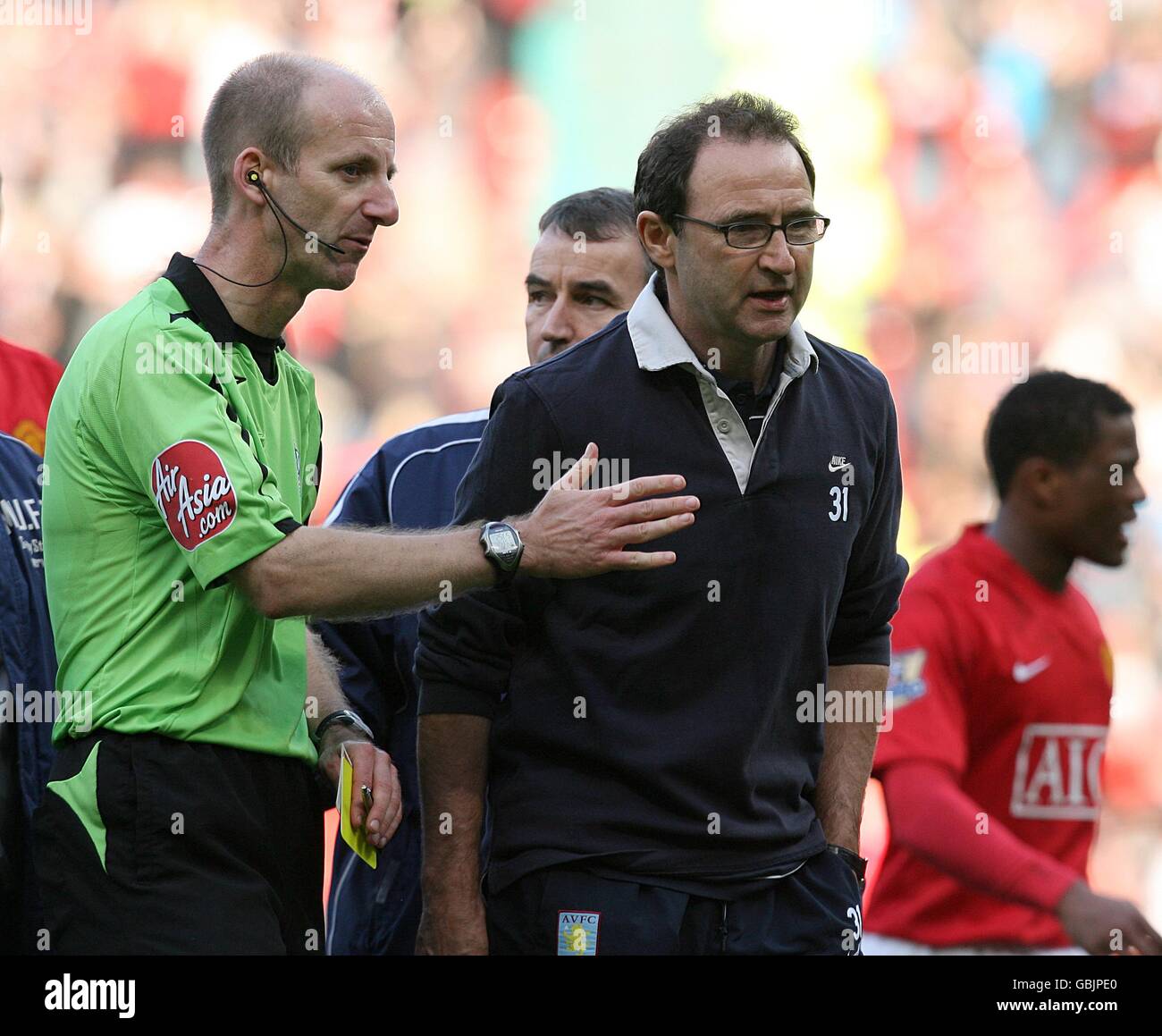 Il manager di Aston Villa Martin o'Neill discute con l'arbitro Mike Riley mentre lasciano il campo dopo il fischio finale Foto Stock