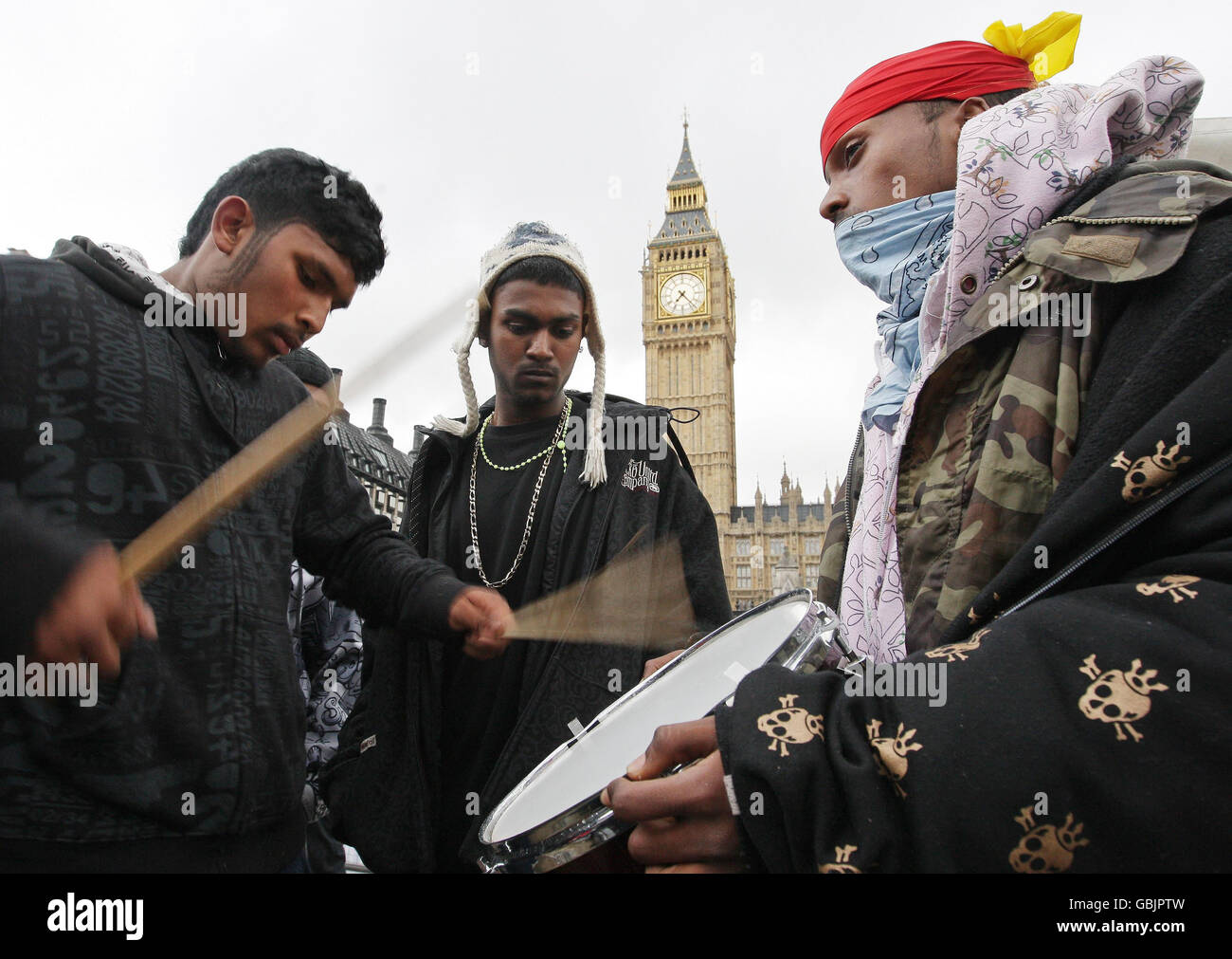 I manifestanti che si battono contro l'offensiva del governo dello Sri Lanka contro i ribelli delle tigri tamil e presunte violazioni dei diritti umani continuano la loro dimostrazione al di fuori del Parlamento nel centro di Londra. Foto Stock