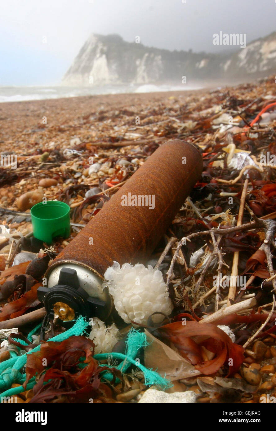 Rifiuti lasciati su una spiaggia a dover, Kent, come la quantità di rifiuti sulle spiagge del Regno Unito ha raggiunto il suo più alto livello mai, secondo un sondaggio. Foto Stock