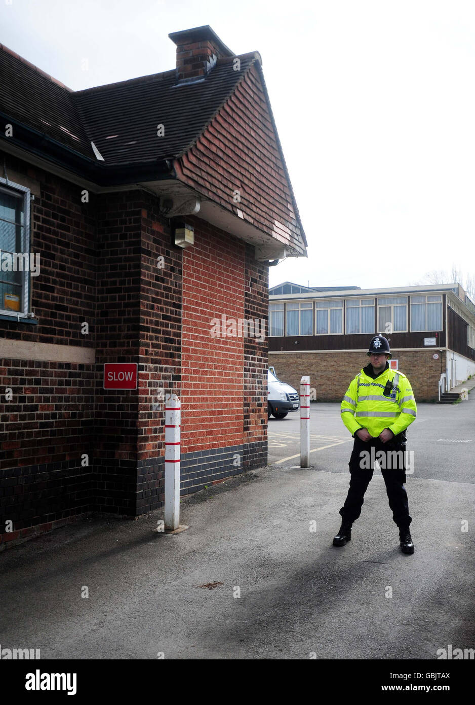 Un poliziotto sulla scena a seguito di un raid alla scuola indipendente di Iona a Sneinton, a Nottingham, dopo che più di 100 manifestanti sono stati arrestati alla scuola per aver presunto pianificato una protesta contro una centrale elettrica alimentata a carbone. Foto Stock