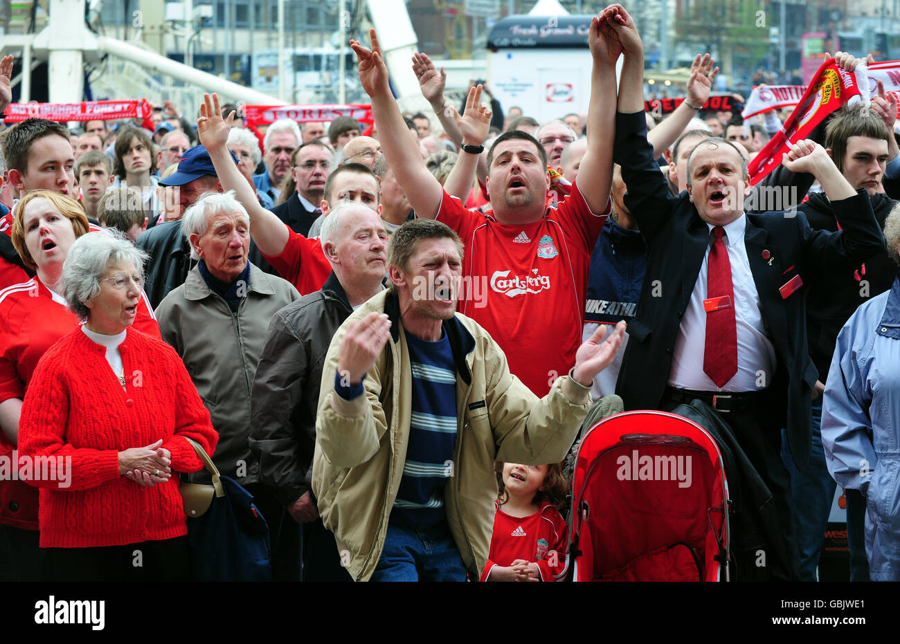 I cittadini di Nottingham reagiscono a "non camminerai mai da soli" dopo due minuti di silenzio nella Old Market Square di Nottingham per ricordare i tifosi di calcio di Liverpool che sono morti nel disastro di Hillsborough 20 anni fa. Foto Stock