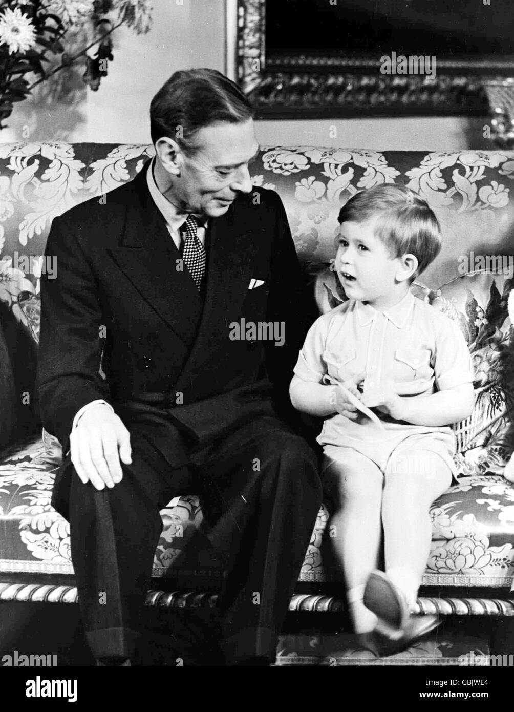 Re Giorgio VI con suo nipote Principe Carlo a Buckingham Palace, Londra. È stata la prima fotografia del Re scattata dopo la sua operazione polmonare in settembre. Il principe Carlo festeggiava il suo terzo compleanno. Foto Stock