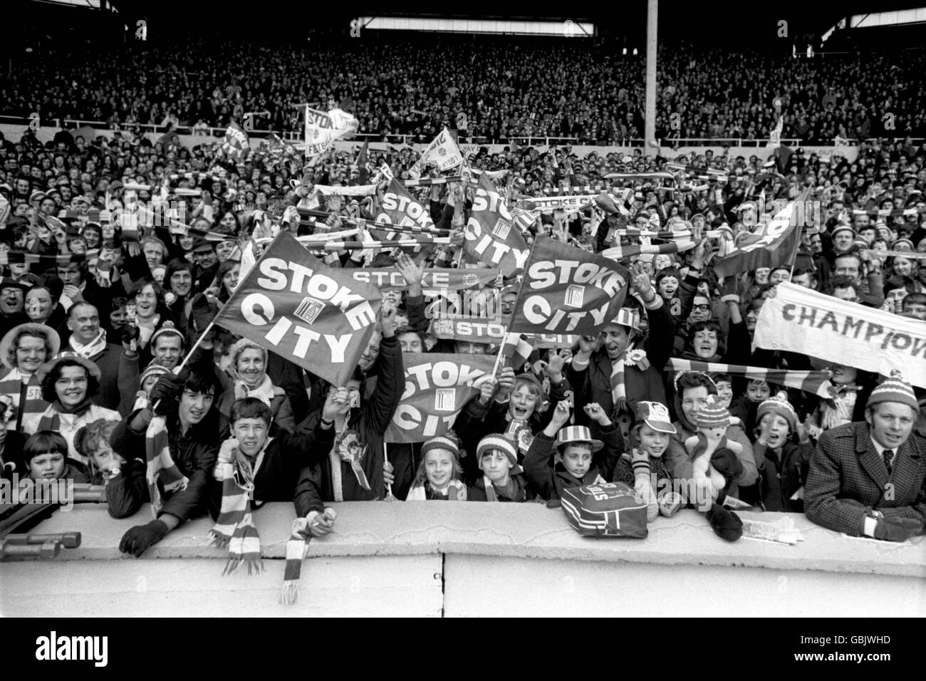 Calcio - Coppa della Lega di Calcio - finale - Stoke City v Chelsea - Stadio di Wembley. I fan di Stoke City si rallegrano della loro squadra Foto Stock