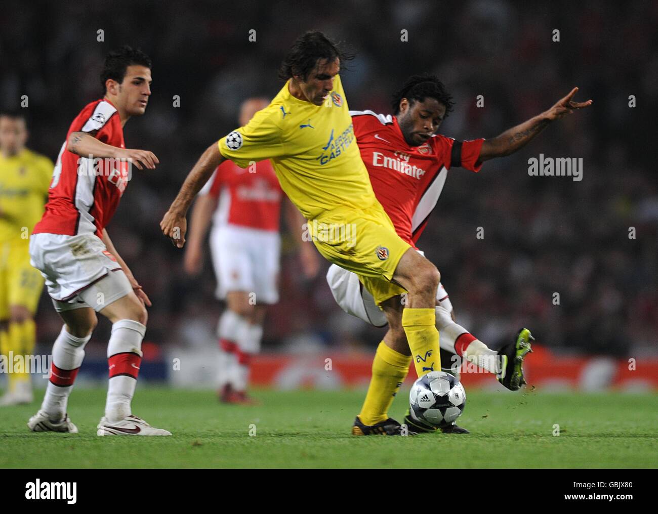 Calcio - UEFA Champions League - Quarter Final - Second leg - Arsenal v Villarreal - Emirates Stadium. Robert Pires di Villarreal (centro) è scopato da Alexandre Song Billong dell'Arsenal (a destra) mentre Cesc Fabregas dell'Arsenal (a sinistra) si affaccia Foto Stock