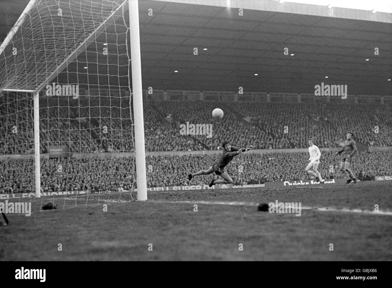 Calcio - fa Cup - Final Replay - Chelsea / Leeds United. Mick Jones (c) di Leeds United spara l'obiettivo di apertura oltre il portiere del Chelsea Peter Bonetti (l), guardato da John Hollins (r) di Chelsea Foto Stock