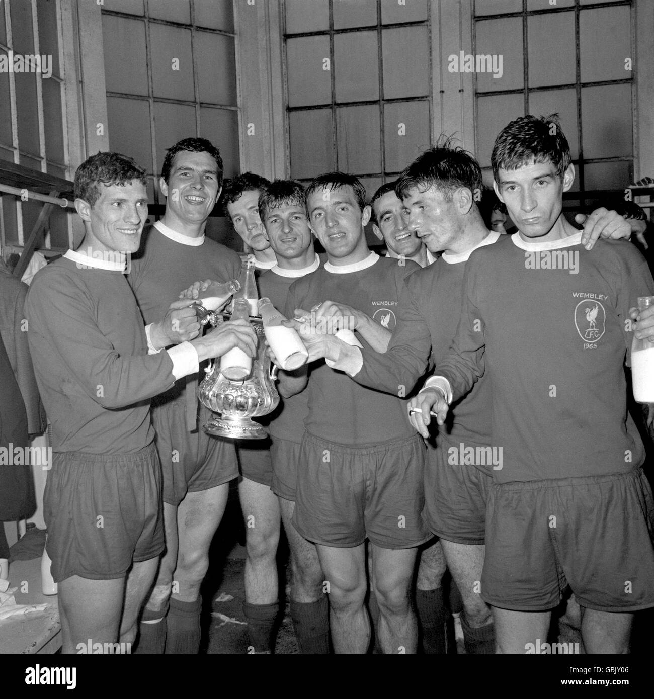 I giocatori di Liverpool festeggiano la vittoria della fa Cup con una bottiglia di latte ciascuno nello spogliatoio dopo la partita: (l-r) Wilf Stevenson, Ron Yeats, Chris Lawler, Roger Hunt, Peter Thompson, Gerry Byrne, Tommy Smith, Geoff strong Foto Stock