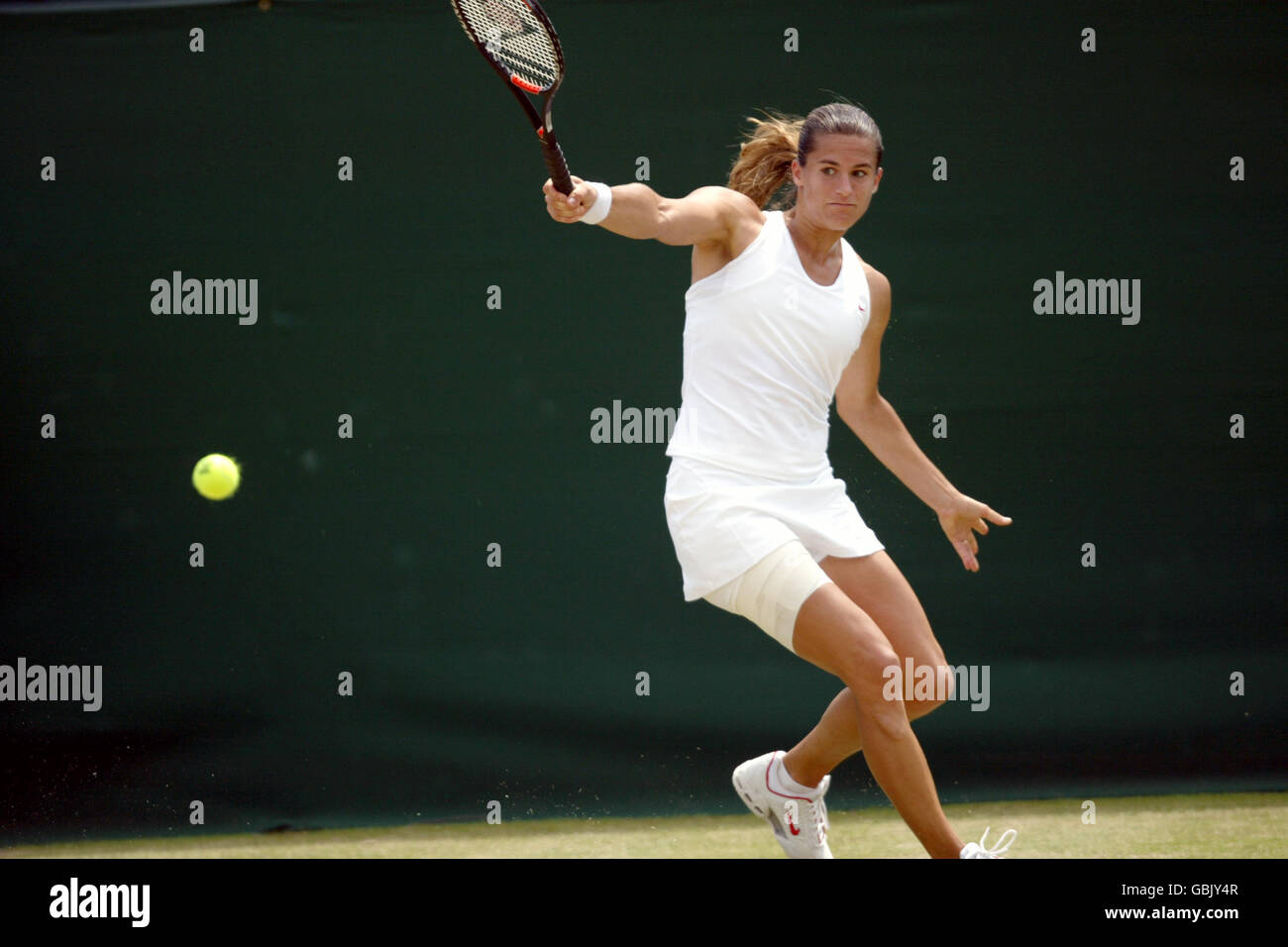 Tennis - Wimbledon 2004 - quarto turno - Amelie Mauresmo / Silvia farina Elia. Amelie Mauresmo gioca un tiro a dorso di campo durante la sua quarta partita Foto Stock