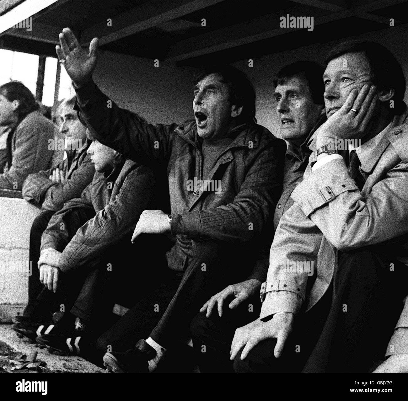 Calcio - oggi Lega Divisione uno - Oxford United contro Manchester United. Il manager del Manchester United Alex Ferguson (r) guarda la sua nuova squadra per la prima volta mentre si schiantano contro una sconfitta del 2-0 Foto Stock