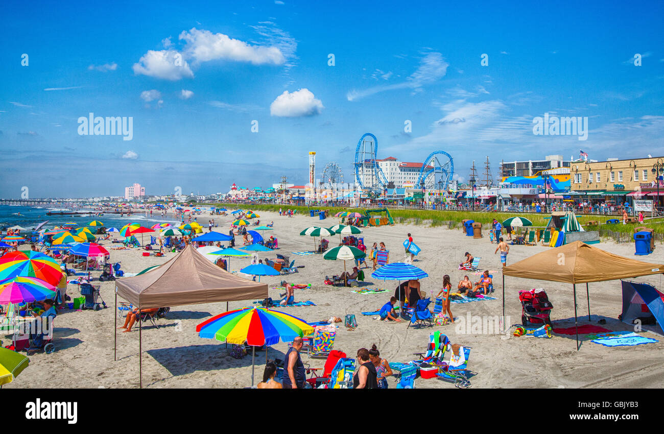 Ocean City, NJ - Luglio 6, 2016 -vacanzieri godere il sole e sabbia sul mare della città dal lungomare e dalla spiaggia. Foto Stock