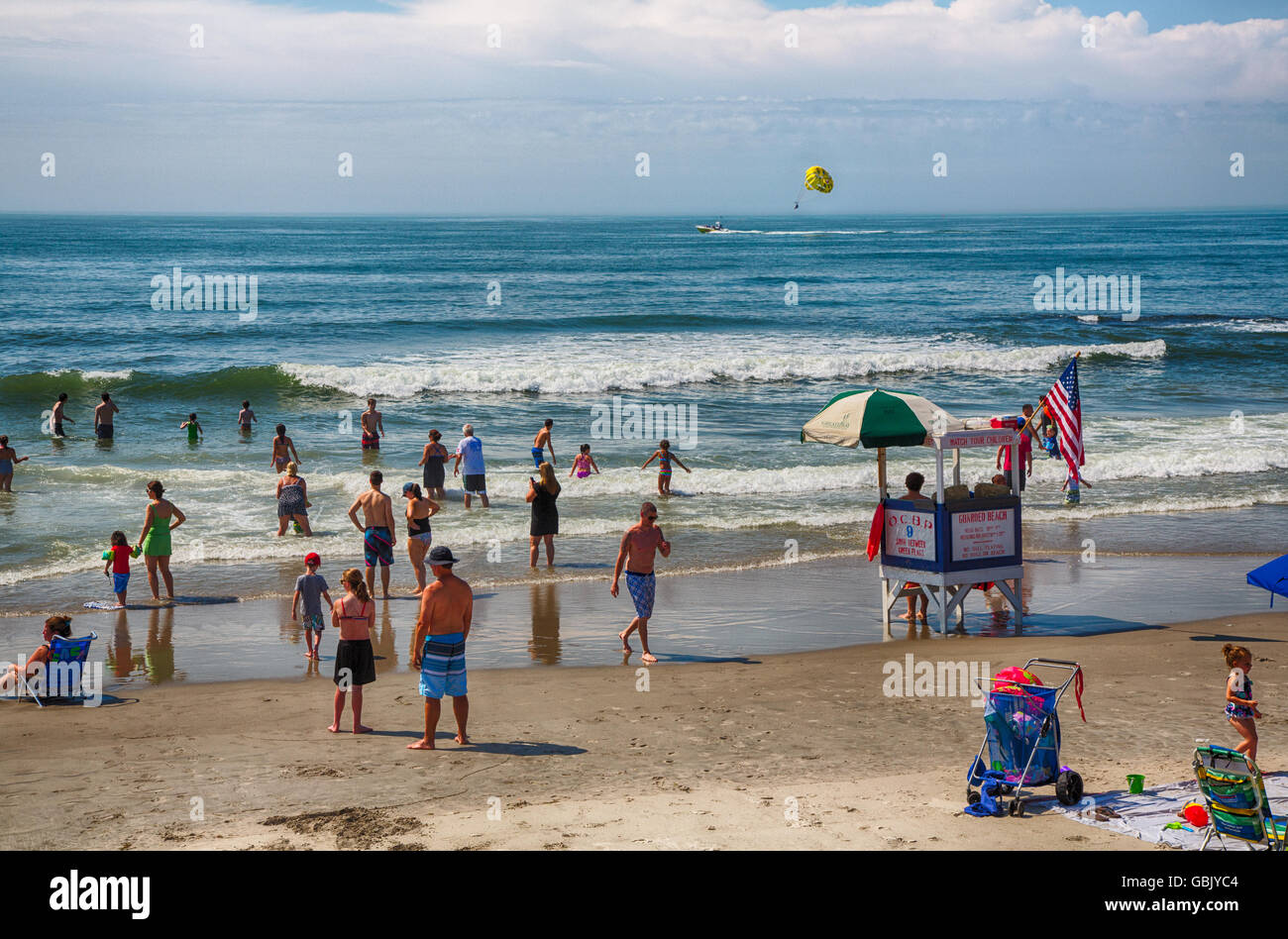 Ocean City, NJ - Luglio 6, 2016 -vacanzieri godere il sole e sabbia sul mare della città dal lungomare e dalla spiaggia. Foto Stock